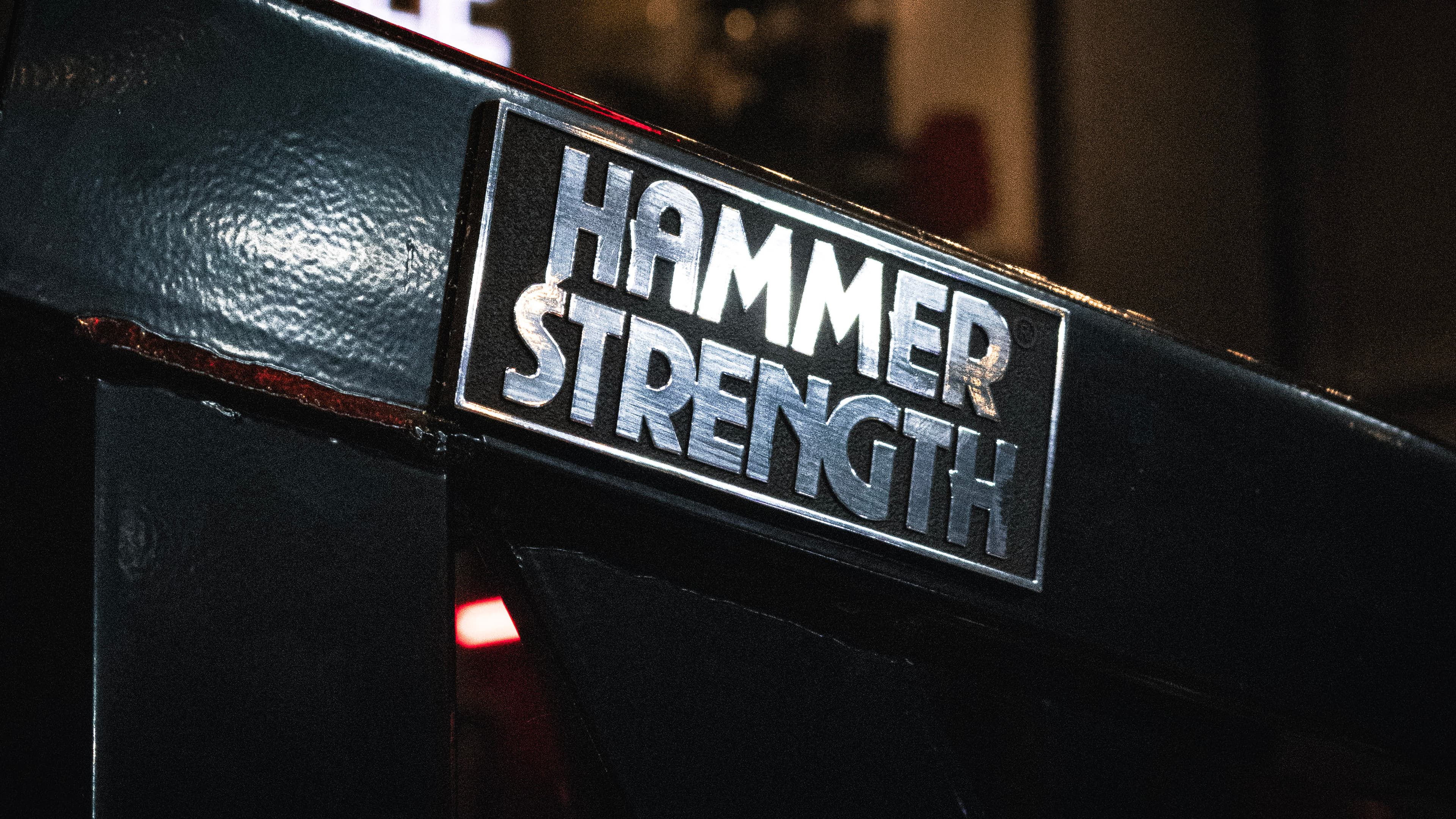 Brasão Hammer Strength em equipamento da StrongClub