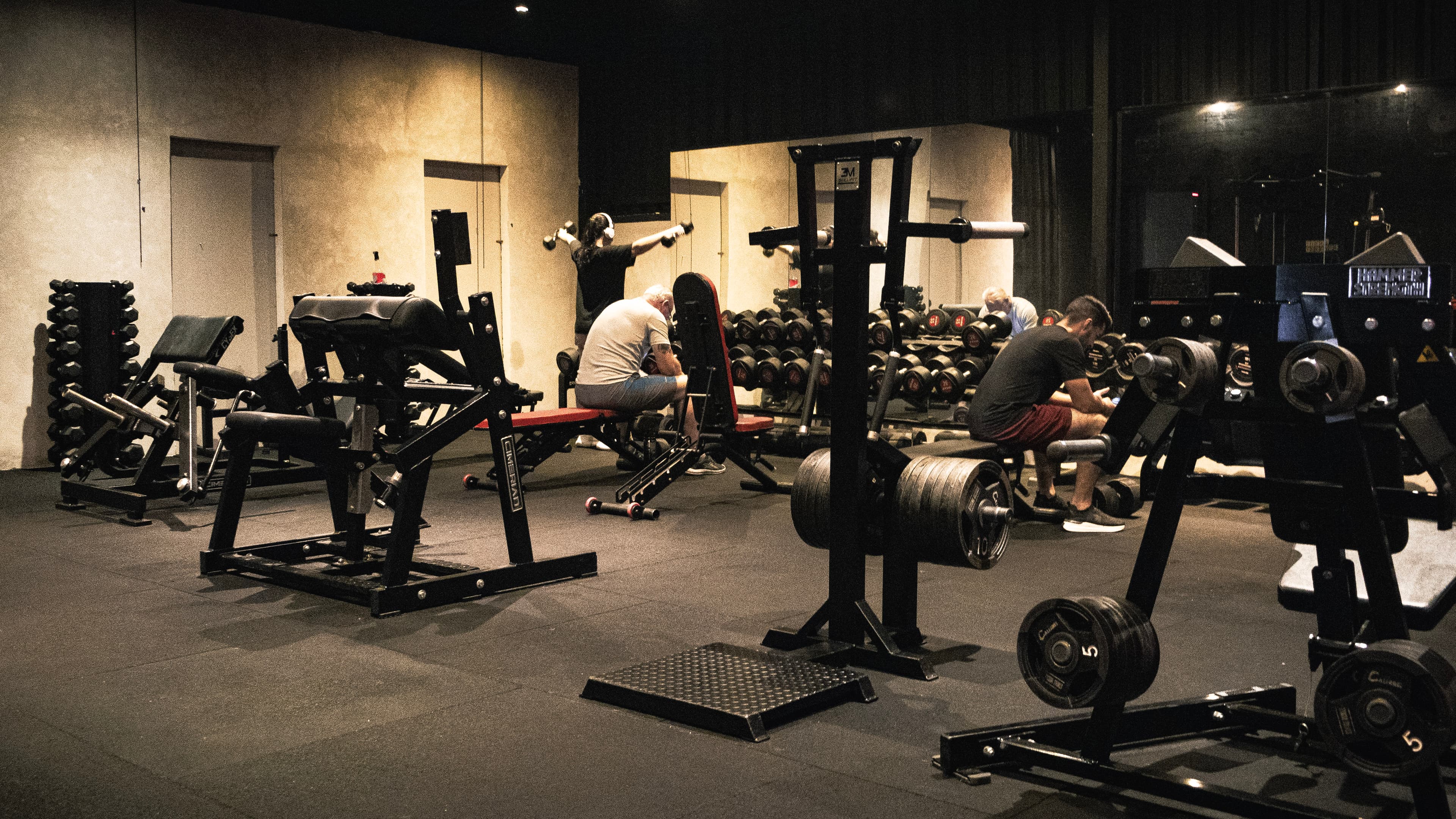 Área de pesos livres da StrongClub com alunos treinando