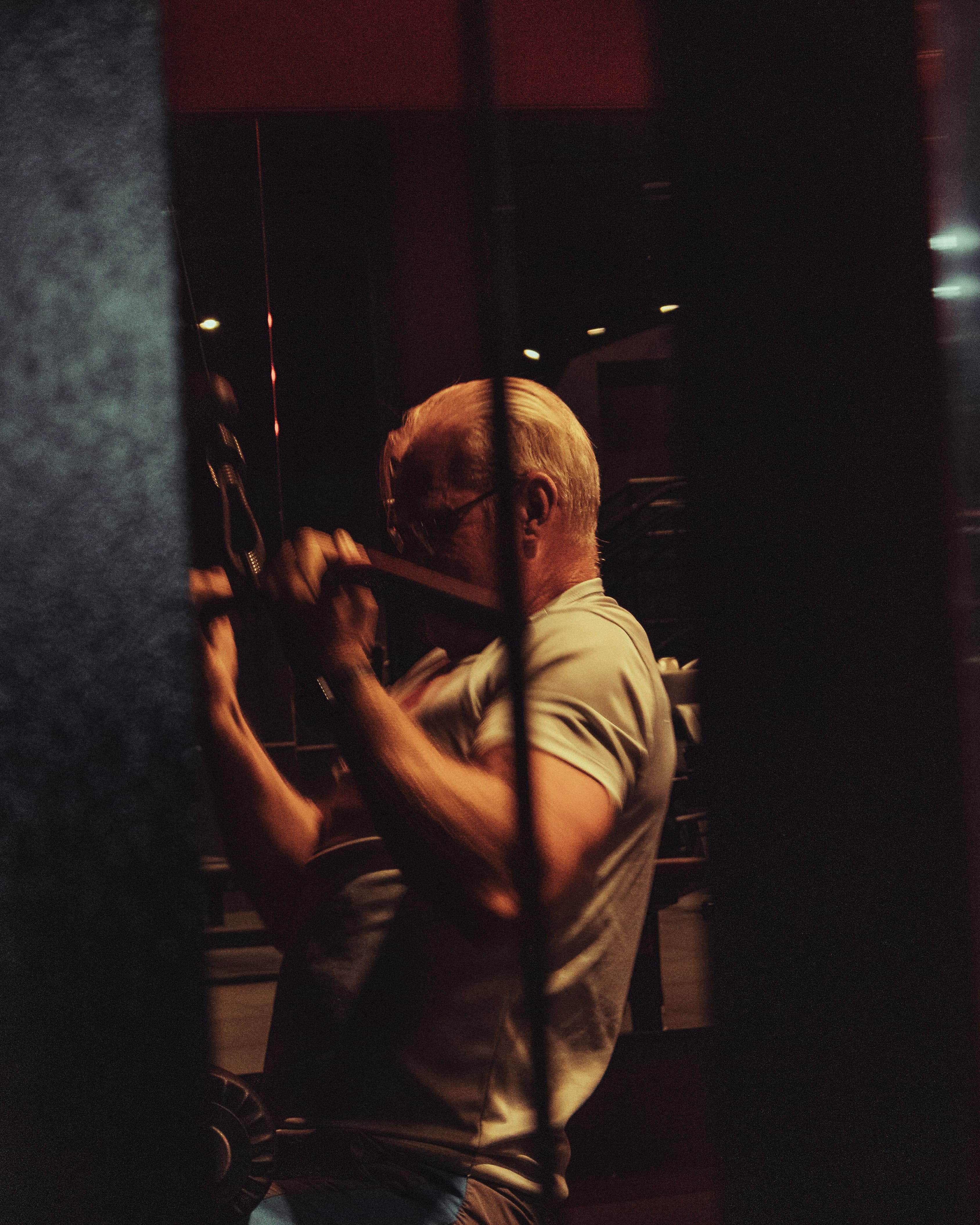 Aluno treinando com intensidade em máquina na StrongClub